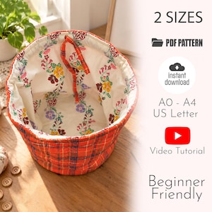 Könnte beinhalten: Ein runder Stoffkorb mit einer gesteppten roten Schottenkaro-Außenseite und einer cremefarbenen Innenseite mit Blumenmuster. Der Text auf dem Bild umfasst 2 SIZES, PDF PATTERN, instant download, A0 - A4 US Letter, Video Tutorial und Beginner Friendly.