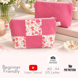 Può includere: Due pochette con cerniera realizzate in tessuto rosa tinta unita e tessuto a stampa floreale con piccoli fiori rosa, rossi e bianchi. La pochette anteriore presenta un design patchwork con quadrati alternati rosa tinta unita e floreali.