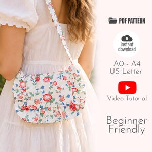 Può includere: Un cartamodello PDF digitale per una borsa a tracolla in tessuto bianco con stampa floreale rossa e blu e bordi arricciati. Il testo include PDF PATTERN, instant download, AO - A4 US Letter, Video Tutorial e Beginner Friendly.