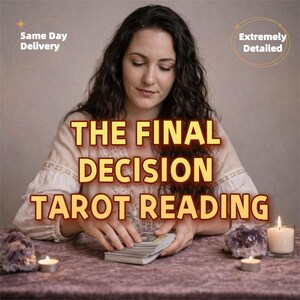 Op de afbeelding: Een vrouw zit aan een tafel met een tarotkaartspel. De tekst "THE FINAL DECISION TAROT READING" wordt weergegeven in gouden letters. Amethistkristallen en brandende kaarsen staan op de tafel.