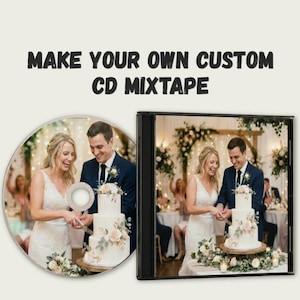 Peut inclure: Un boîtier et un disque de mixtape CD avec une photo de mariage. L'image montre un couple coupant un gâteau à plusieurs niveaux décoré de fleurs. Le texte indique "MAKE YOUR OWN CUSTOM CD MIXTAPE" et "KAI Mini Albums."