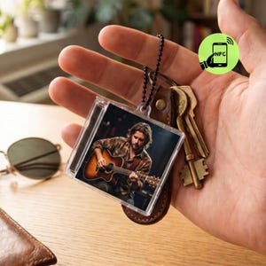 Individuelles Musikgeschenk für den Freund • Personalisierter Mini-CD-Schlüsselanhänger mit Albumcover • Jahrestagsgeschenk für ihn • Handgefertigtes NFC-Fotogeschenk