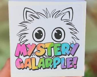 Könnte beinhalten: Ein quadratischer weißer Block mit einer schwarzen Strichzeichnung eines flauschigen Wesens mit großen Augen. Unter dem Wesen ist der Text MYSTERY GALARPLE! in einem lebendigen, mehrfarbigen Regenbogenverlauf mit gepunktetem Muster gedruckt.