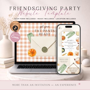 Op de afbeelding: Een digitale Friendsgiving-feestwebsitetemplate weergegeven op een laptop- en smartphonescherm. Het ontwerp heeft een perzikkleurige gingham-achtergrond, een envelop met een waszegel en tekst met Get Your Fat Pants Ready en Friendsgiving Diner.