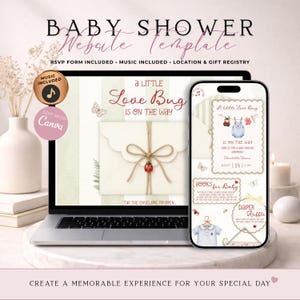 Könnte beinhalten: Eine digitale Babyparty-Website-Vorlage auf einem Laptop- und Smartphone-Bildschirm. Das Design zeigt einen cremefarbenen Umschlag mit einem Marienkäfer-Anhänger, den Text A LITTLE LOVE BUG IS ON THE WAY sowie Bereiche für RSVP, Musik und Geschenke.