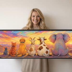 Könnte beinhalten: Ein rechteckiger gerahmter Wandkunstdruck mit einer farbenfrohen Sonnenuntergangslandschaft, auf dem eine Maus, eine orangefarbene Katze, ein goldener Hund, eine Ziege, eine Kuh und ein Elefant nebeneinander sitzen und auf einen Canyon blicken.