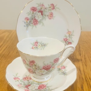 ヴィンテージ クイーンアン ボーンチャイナ トリオ – カントリーガーデン柄、イギリス 1959年製 ティーセット