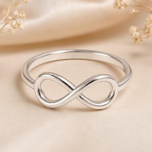 Anillo infinito de plata de ley, joyería minimalista de estilo bohemio.