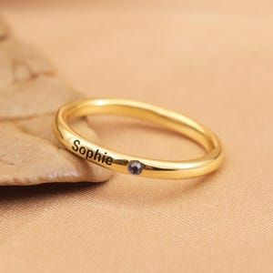 Gepersonaliseerde geboortesteen naamring, verfijnde geboortesteen naamring, gegraveerde naam voor vrouwen, babynaamring met geboortesteen, Moederdagcadeau