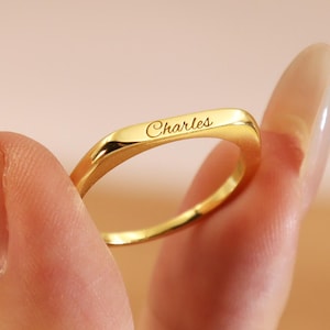 Anillo delicado con nombre grabado, anillo personalizado con nombre, anillo minimalista de oro con nombre, regalo del Día de la Madre para mamá, anillo para mujer, regalo para ella.