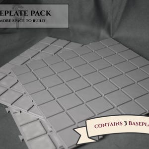 Può includere: Un set di tre basi grigie per la costruzione, ciascuna con una griglia di piccoli quadrati. L'immagine include il testo: "BASEPLATE PACK" e "GET MORE SPACE TO BUILD". Un banner recita "CONTAINS 3 BASEPLATES".