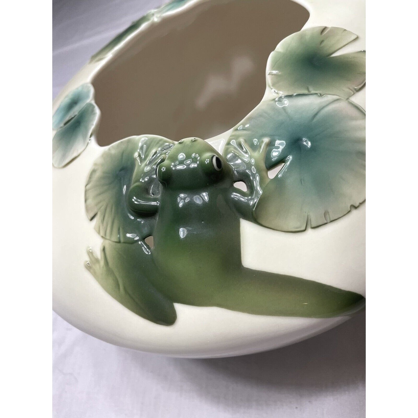 Franz Porcelain Amphibia Frog and Lily Pads Large 3D Center Bowl Vase