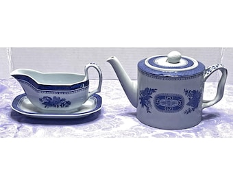 Spode Copeland Fitzhugh Blue  White Teapot and Gravy Boat Set Made England Mint