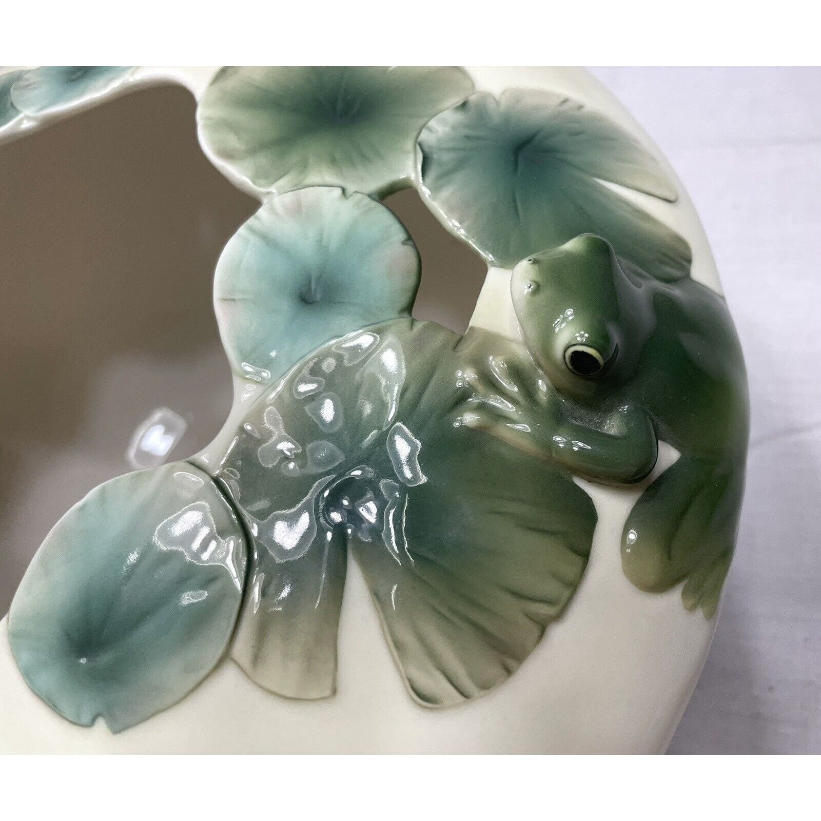 Franz Porcelain Amphibia Frog and Lily Pads Large 3D Center Bowl Vase