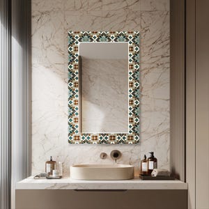 Espejo rectangular de cristal, marco de azulejos geométricos color turquesa, espejo de tocador moderno de estilo mediterráneo.
