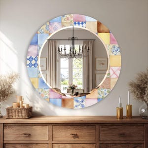 Puede incluir: Un espejo de pared redondo con un marco decorativo compuesto por una cuadrícula de azulejos cuadrados. Los azulejos muestran una variedad de patrones, incluyendo diseños geométricos en azul y blanco, estampados florales suaves y colores pastel.