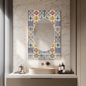 Specchio rettangolare-ovale in vetro temperato, con stampa UV a piastrelle colorate, stile boho mediterraneo.