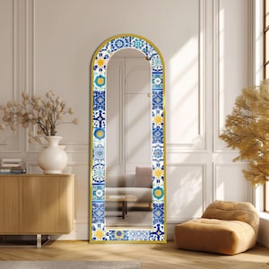 Lustro podłogowe w kształcie łuku, niebieska rama z płytek Talavera, szkło hartowane, styl boho