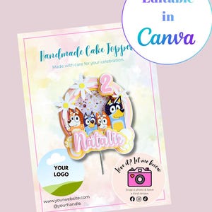 Pode incluir: Um topo de bolo personalizado com uma moldura circular, margaridas brancas, o número 2 e quatro personagens de cães de desenho animado. O nome Natalie está impresso em rosa e branco. Montado num pau de metal fino.
