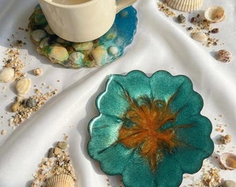 Handmade Emerald Green Resin Coaster, Unique Floral Drink Coaster with Gold Glitters, Elegant Home Decor, Housewarming Gift, Tea Party Decor
