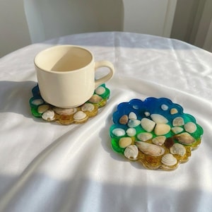Posavasos de resina con diseño de olas marinas y conchas marinas reales, posavasos con temática playera y decoración costera, posavasos con arte de conchas marinas, posavasos de regalo para la casa de playa en verano.