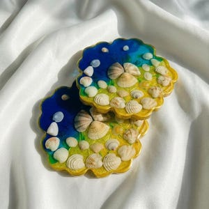 Posavasos de resina con diseño de playa y conchas marinas reales, juego de posavasos de resina epoxi con motivos costeros, posavasos con diseño de olas azules del océano, posavasos para decoración de casas de playa.