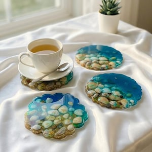 Juego de posavasos de resina con forma de concha marina azul océano, posavasos con temática playera y costera, posavasos de epoxi con conchas y arena reales, posavasos de decoración náutica para el hogar.