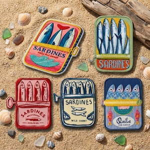 Può includere: Cinque toppe ricamate raffiguranti scatole di sardine su sabbia, con conchiglie e vetro marino. Ogni toppa presenta un diverso design di sardina e la parola "Sardines". Una recita "salty but sweet", un'altra "Wild Caught" e una terza "Quite The Catch".