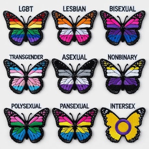 以下が含まれることがあります： LGBT、レズビアン、バイセクシュアル、トランスジェンダー、アセクシュアル、ノンバイナリー、ポリセクシュアル、パンセクシュアル、インターセックスなど、さまざまなプライドフラッグが刺繍された蝶のパッチ。各パッチは、ユニークな配色と対応するラベルを備えています。