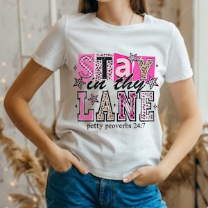 Könnte beinhalten: Ein Set aus drei Keramikbechern mit gesprenkelter, matter Oberfläche. Die Becher sind in den Farbtönen Creme, Hellgrau und Dunkelgrau gehalten. Jeder Becher hat ein schlichtes, minimalistisches Design, ideal für Kaffee oder Tee.