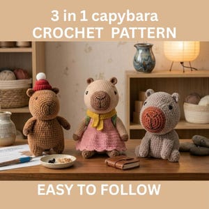 Puede incluir: Tres peluches de carpincho tejidos a crochet. Uno lleva un gorro rojo, otro un vestido rosa y una bufanda amarilla, y el tercero es gris. Se muestra el texto "3 en 1 capybara CROCHET PATTERN" y "EASY TO FOLLOW".