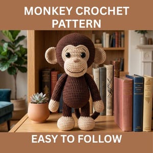 Op de afbeelding: Een gehaakt apenknuffeltje in bruin en beige met grote zwarte ogen en een glimlachende mond. De tekst MONKEY CROCHET PATTERN en EASY TO FOLLOW is zichtbaar. De aap heeft een rond hoofd, opvallende oren en lichtgekleurde handen en voeten.