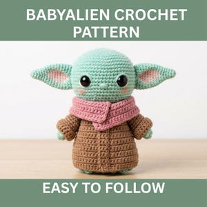 Op de afbeelding: Een gehaakte pop met een lichtgroen hoofd, grote zwarte ogen, roze wangen en puntige oren. De pop draagt een roze sjaal en een bruine jas. De tekst BABYALIEN CROCHET PATTERN en EASY TO FOLLOW staat in het wit op een groene achtergrond.