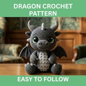 Puede incluir: Un juguete de dragón tejido a ganchillo en tonos grises, con grandes ojos verdes y pequeñas alas negras. El dragón tiene una barriga blanca y está sentado sobre una superficie de madera. El texto "DRAGON CROCHET PATTERN" y "EASY TO FOLLOW" se muestran arriba y abajo del dragón.