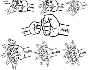 Puede incluir: Diseños gráficos en blanco y negro que muestran puños chocando. Los diseños incluyen la palabra "Daddy" y nombres como Emily, Noah y Ayla. La imagen también incluye el texto "7 DESIGN BLACK/WHITE SVG, JPEG, PNG".