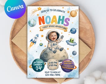 Puede incluir: Una colorida invitación con temática espacial con el texto "NOAH'S FIRST SPACE ADVENTURE!". Presenta un bebé astronauta, planetas y un cohete. La invitación incluye detalles del evento: fecha, hora e información de confirmación.
