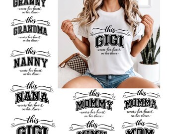 Puede incluir: Camiseta blanca con el texto negro "this GIGI wears her heart on her sleeve". La imagen también muestra otros diseños de camisetas con textos similares, incluyendo "Granny", "Grandma", "Nanny", "Nana", "Mommy", "Momma", "Mimi" y "Mom".