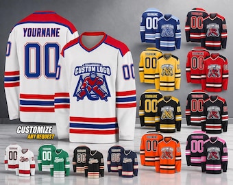 Puede incluir: Jerseys de hockey personalizables en varios colores, incluyendo blanco, azul, amarillo, negro, rojo, naranja y rosa. Cada jersey presenta un logotipo del equipo, el nombre del jugador y el número. Los textos "YOURNAME", "CUSTOM LOGO" y "CUSTOMIZE ANY REQUEST" son visibles.