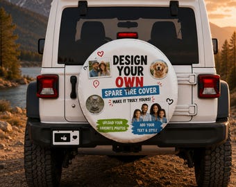 Puede incluir: Jeep blanco con una funda de rueda de repuesto personalizada. La funda presenta el texto "DESIGN YOUR OWN SPARE TIRE COVER" y permite subir fotos y texto. La funda tiene fotos de una pareja, un perro, un gato y una familia.