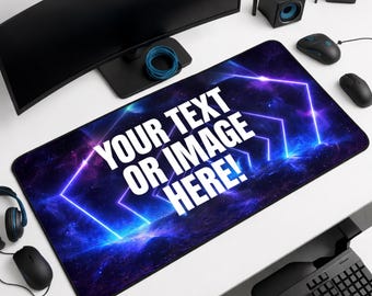 Puede incluir: Alfombrilla de ratón rectangular con un diseño temático espacial en tonos azules, morados y blancos. Presenta líneas geométricas de neón y el texto "YOUR TEXT OR IMAGE HERE!" en blanco, ideal para personalizar.