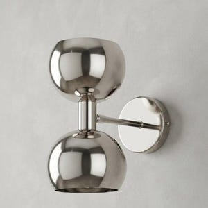 Vägglampa i nickel, handgjord vägglampa i polerad metall, mässing, modern design