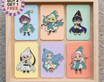 Könnte beinhalten: Sechs Emaille-Anstecknadeln mit Anime-Figuren in spitzen Hüten und Umhängen, präsentiert auf rechteckigen Karten in verschiedenen Pastellfarben in einem Holzrahmen. Ein lila Abzeichen oben links zeigt den Text BUY 4 GET 1 FREE.