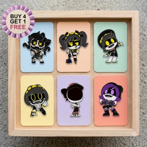 Puede incluir: Seis pines de esmalte con personajes de dibujos animados estilizados con ojos amarillos o morados brillantes, exhibidos en tarjetas rectangulares de colores dentro de un marco de madera. Una insignia morada muestra BUY 4 GET 1 FREE.