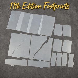 Puede incluir: Una colección de plantillas de plástico translúcido y semirrígido para manualidades, con varias formas de bordes irregulares y contornos rectangulares. El texto 11th Edition Footprints aparece en amarillo en la parte superior de la imagen.