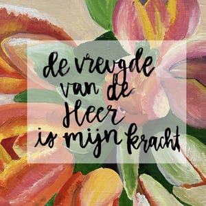 Pode incluir: Pintura acrílica de tulipas coloridas em tons de laranja, rosa e amarelo, com folhas verdes. O texto "de vreugde van de Heer is mijn kracht" está escrito em preto sobre um fundo claro. Tema floral.