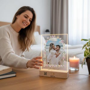 Cornice portafoto personalizzata per coppie con fiori – Regalo romantico con codice QR – Luce notturna a LED ricordo d'amore