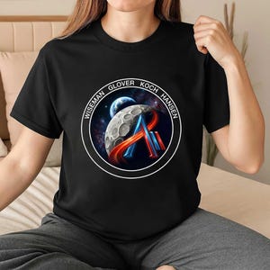 Puede incluir: Un juego de tres tazas de cerámica con un acabado moteado y mate. Las tazas son de color crema, gris claro y gris oscuro. Cada taza tiene un diseño simple y minimalista y un asa redondeada.