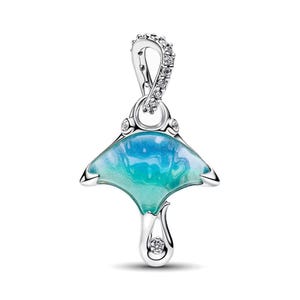 Op de afbeelding: Een zilveren hanger in de vorm van een mantarog, voorzien van een gradiënt emaille inleg die verloopt van blauw naar turkoois. Het oogje en de staart zijn geaccentueerd met kleine, heldere, rondgeslepen steentjes voor een subtiele schittering.
