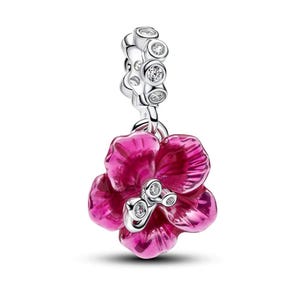 Può includere: Un charm in argento con un ciondolo a forma di fiore rosa brillante. Il fiore ha una finitura lucida ed è impreziosito da piccole gemme trasparenti. La parte superiore del charm presenta gemme trasparenti incastonate in una fascia d'argento.