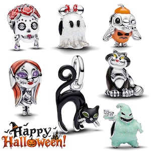 Può includere: Una collezione di sette ciondoli in metallo color argento con motivi a tema Halloween, tra cui un teschio decorato, un fantasma, un personaggio zucca, una bambola cucita, un gatto nero, un gatto seduto e una creatura verde, con testo Happy Halloween.